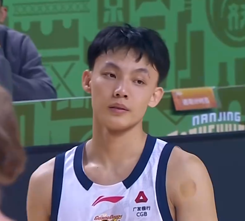 开云平台-广东3消息！胡明轩深夜发声，徐杰新发型遭吐槽，焦泊乔化身阿联