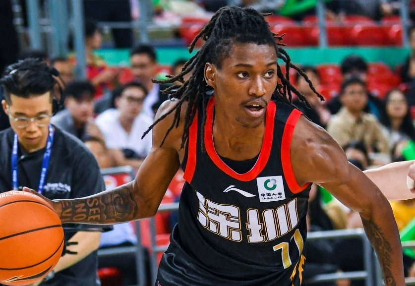 丢联赛第一！上海爆冷遭深圳终结9连胜 张镇麟仅5分史密斯38+7